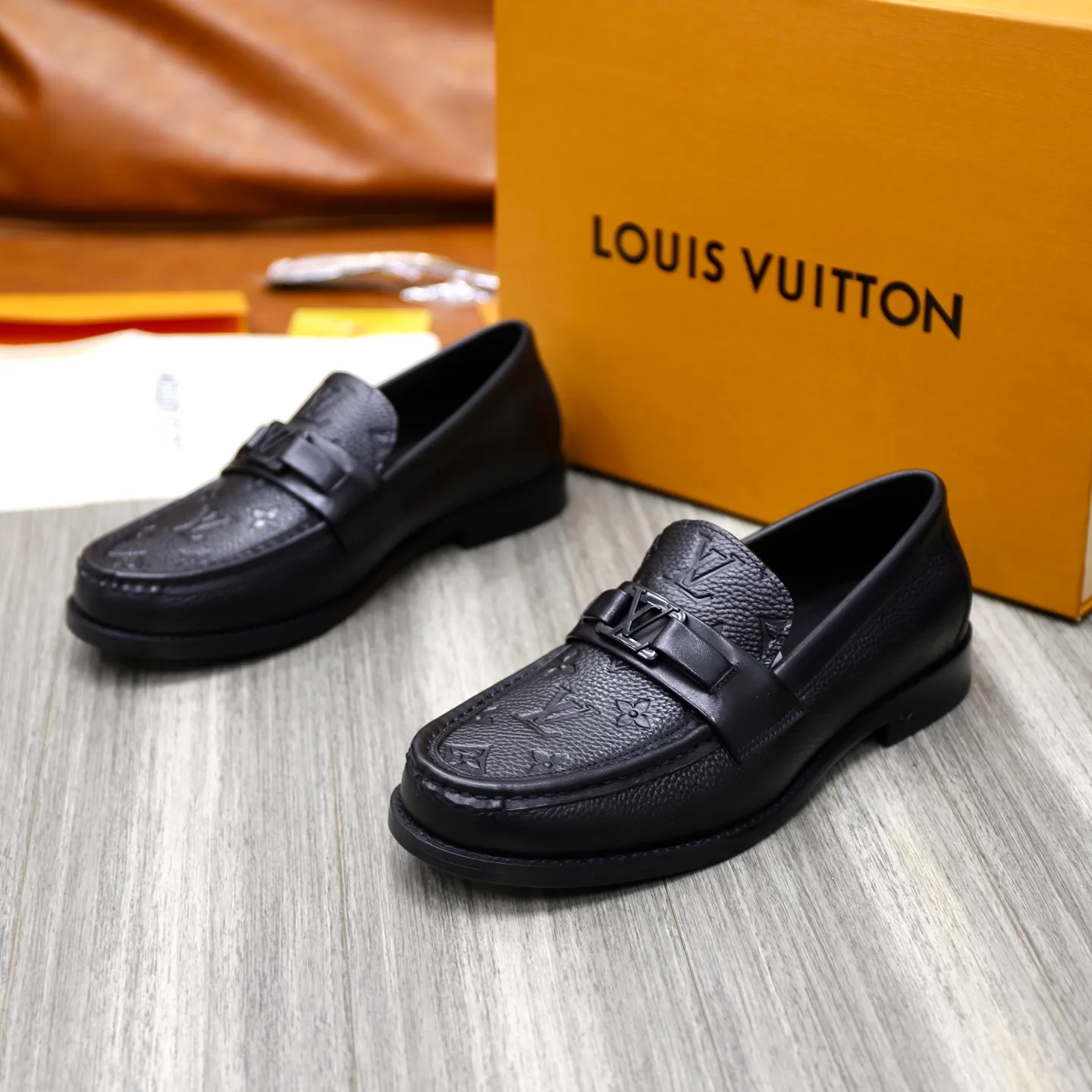 Men's Men's Shoes💰💰920LV Louis Vuitton Slip-on Loafers, top quality products from Guangzhou, ready for sale! This LV Glove loafer is made of selected soft cowhide, with a slightly wrinkled leather surface and a very high-end texture. Each pair is unique. The leather surface is light and soft, with a fine texture and good luster. It is a classic loafer style, with exquisite handmade mark stitching on the toe, and a square toe configuration to highlight the classic style. The horizontal band has hot-printed LV three-dimensional letters, semi-solid handcrafts and a genuine leather outsole, and a rubber patch on the heel to create wear-resistant performance and comfort. One of the must-have loafers for men! Comes with full original packaging! Code number: 38-39-40-41-42-43-44 (38, 45, 46 customized) standard leather shoe code